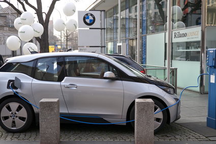 Samochodowe koncerny chcą stworzyć w Europie sieć stacji ładowania aut