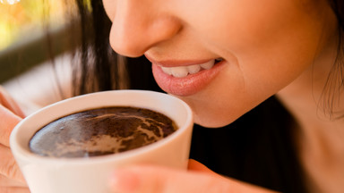 Jak zapobiegać przebarwieniom zębów? Nie musisz rezygnować z kawy!