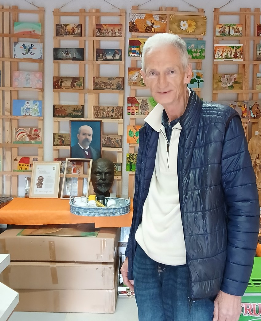 Dr Buha je razvio klinički pristup koji kombinuje preciznost akupunkture i efekte pčelinjeg otrova, uz apsolutnu kontrolu bezbednosti pacijenta