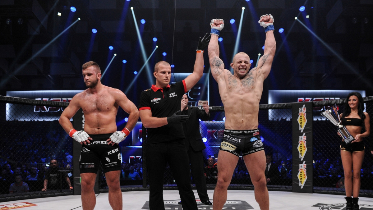 Tylko 27 sekund trwała pierwsza walka głównej karty podczas KSW28. W takim czasie Michał Włodarek zdołał powalić Michała Andryszaka na matę, a potem zasypać go ciosami, przez co sędzia przerwał pojedynek w wadze ciężkiej.