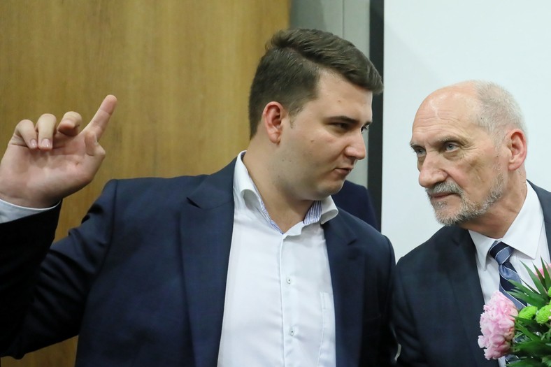 Bartłomiej Misiewicz (z lewej) i Antoni Macierewicz w 2018 r.