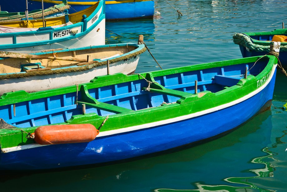 Marsaxlokk - Słynne kolorowe łodzie ozdobione okiem Ozyrysa kołyszą się na wodzie w osadzie rybackiej Marsaxlokk