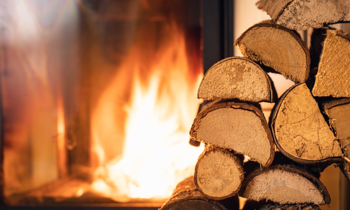 To drewno opałowe robi furorę. Właściciele kominków je chwalą, bo jest tanie