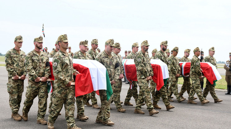 Katonai tiszteletadással fogadják a Horvátországban, kiképzés közben helikopterbalesetben meghalt magyar katonák földi maradványait az MH 86. Szolnok Helikopter Bázison  / Fotó: MTI/Mészáros János