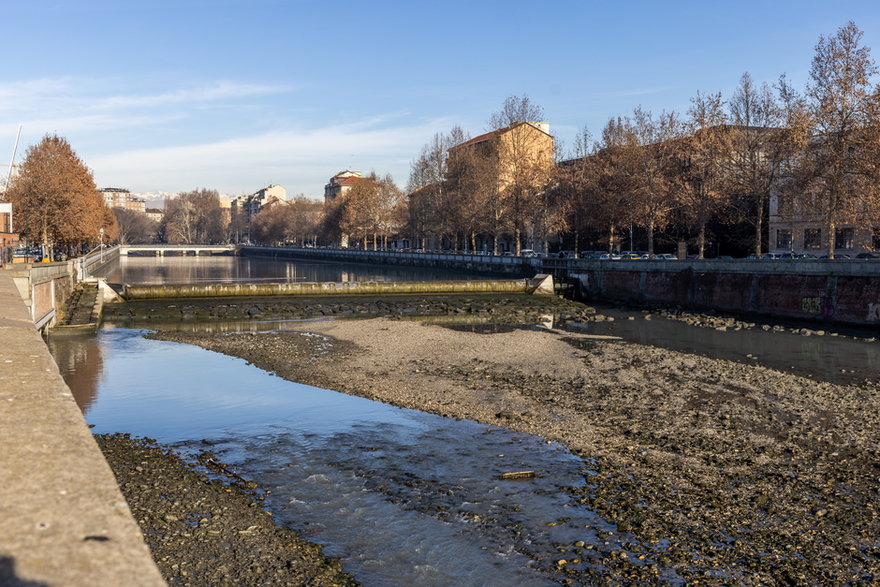 Wyschnięta rzeka Dora Riparia, dopływ rzeki Pad, w Turynie