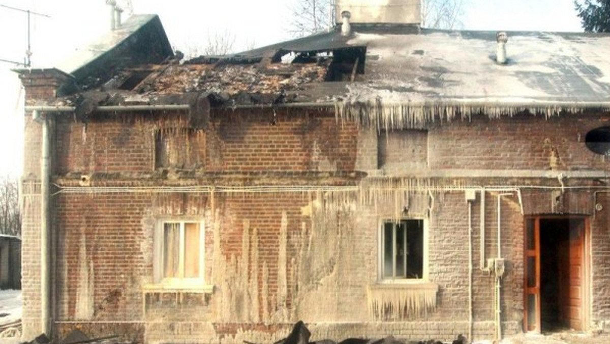 19 osób straciło dach nad głową po pożarze, do którego doszło pod koniec stycznia w kamienicy przy al. Spółdzielczości Pracy. Sąsiedzi i społecznicy organizują pomoc dla poszkodowanych rodzin.