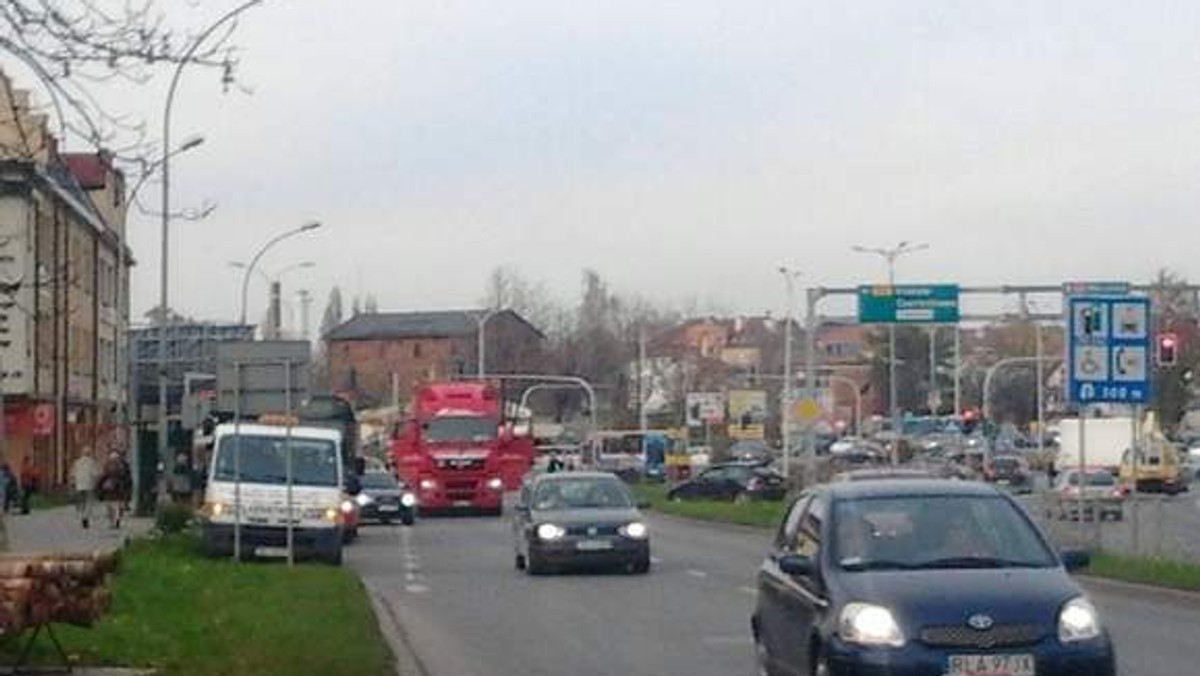 Do kolizji osobowego rovera i ciężarowego mana doszło przed godziną 15 na ulicy Źródłowej przy skrzyżowaniu alei IX Wieków z ulicą Sandomierską w Kielcach. Jak opowiadają stróże prawa, osobówką kierowała 22-letnia kobieta, zaś manem 59-latek. Oboje byli trzeźwi.