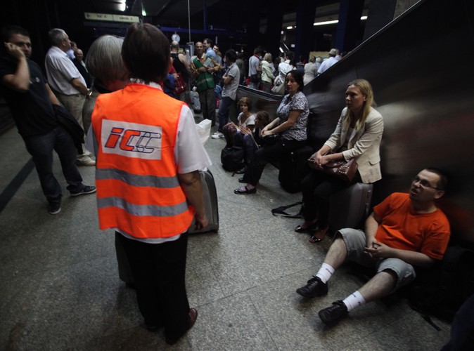 Ewakuowano też pasażerów, którzy utknęli w unieruchomionych pociągach