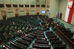 Kto wygrałby dziś wybory? Jedna partia z ogromnymi stratami [SONDAŻ]