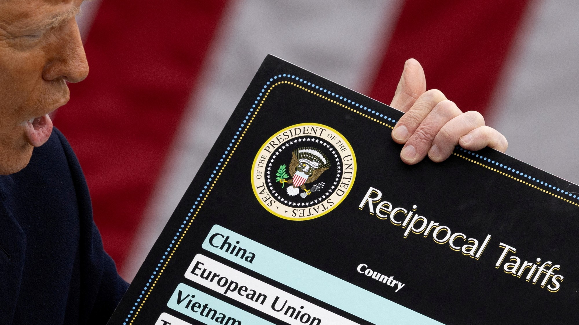 Americký prezident Donald Trump hovorí v Ružovej záhrade Bieleho domu o clách.