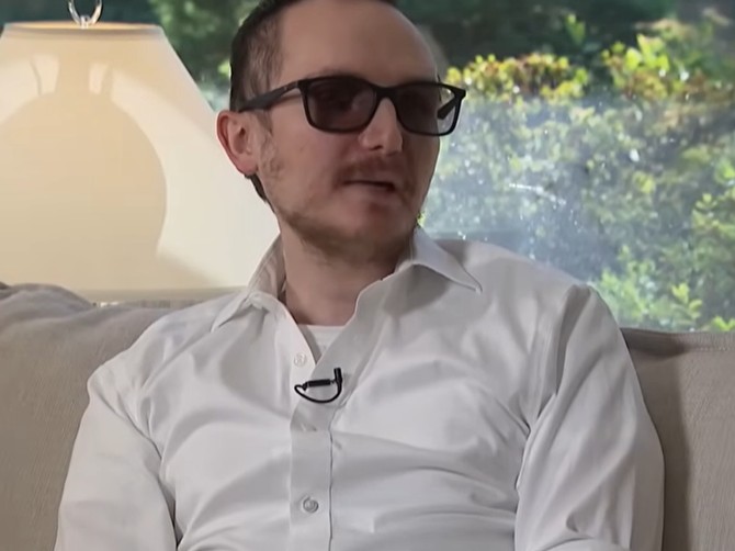 Bio je slep 20 godina, a onda su mu lekari ugradili zub u oko i progledao je