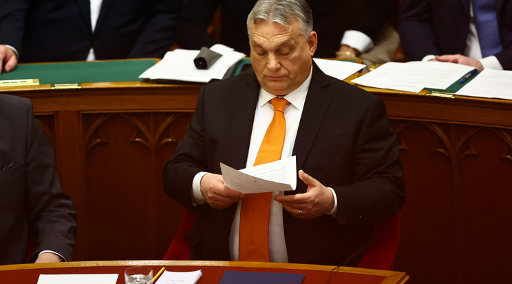Orbán Viktor beszéde a parlament előtt / Fotó: Zsolnai Péter