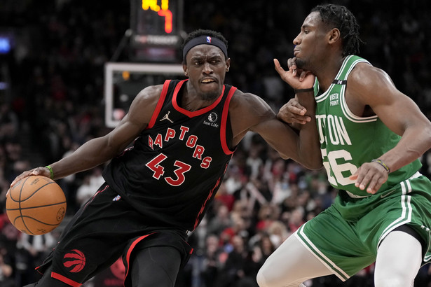 Koszykarz Toronto Raptors Pascal Siakam (L) i zawodnik Boston Celtics Aaron Nesmith (P)