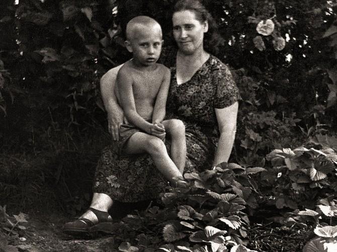 Ko su roditelji Vladimira Putina? Otac majci iskopao oko vilama, naterali su ga na brak