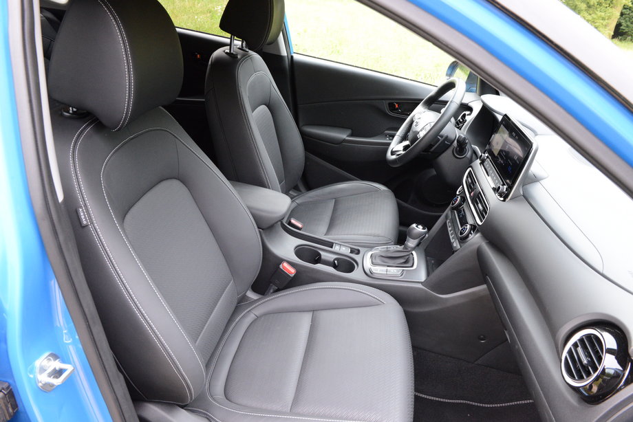 W kabinie Hyundaia Kona jest bardzo dużo miejsca, jak na auto o takich gabarytach. Przednie fotele są wygodne