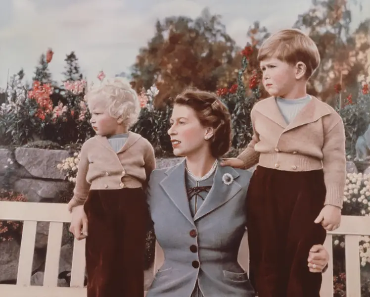 Wrzesień 1952: Królowa Elżbieta II z księciem Karolem i księżną Anną na terenie zamku Balmoral w Szkocji. Charles obchodzi swoje 4 urodziny / Lisa Sheridan Getty Images