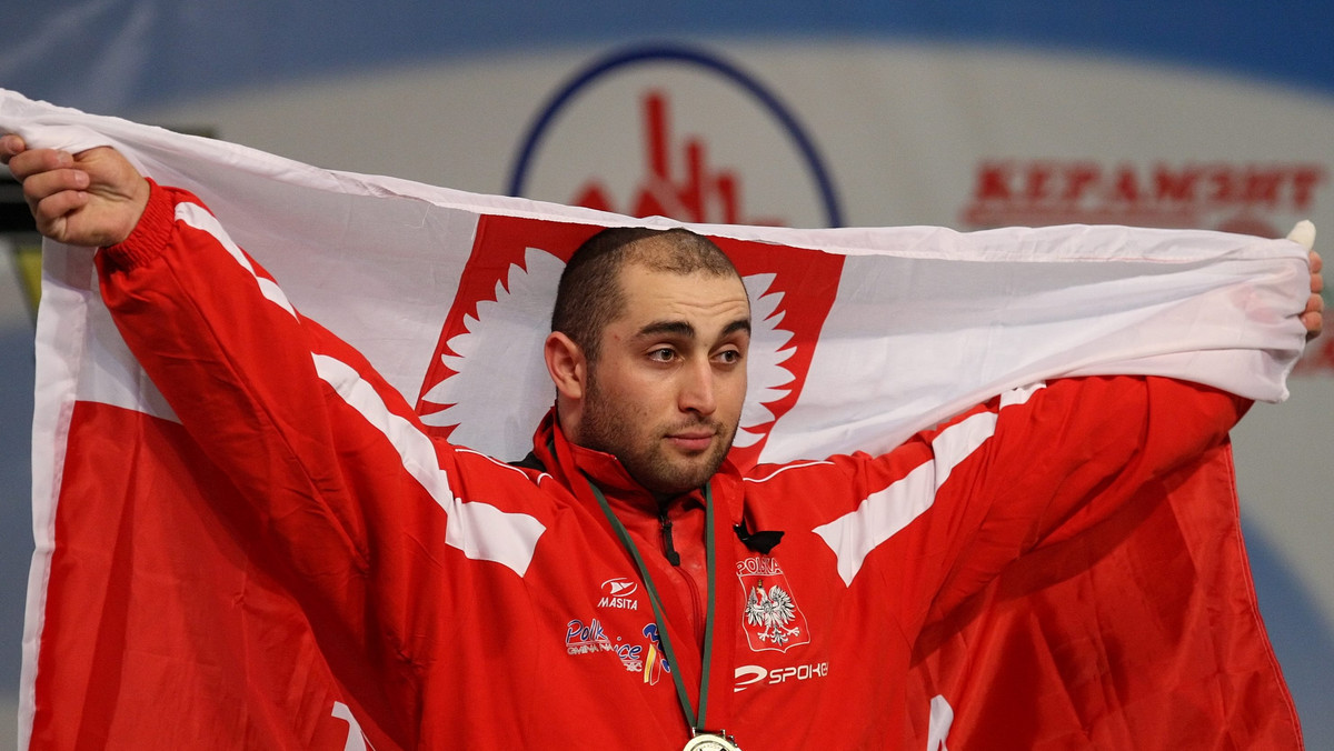 - Ten medal zadedykowałem właśnie naszemu prezydentowi. Bo choć formalnie jestem obywatelem Polski od kilku miesięcy, to kocham ten kraj, wiele mu zawdzięczam i jestem dumny, że mogłem odbierać medal, właśnie trzymając biało-czerwoną flagę mówi w wywiadzie dla "Polski The Times" Arsen Kasabijew, urodzony w Osetii polski mistrz Europy w podnoszeniu ciężarów.