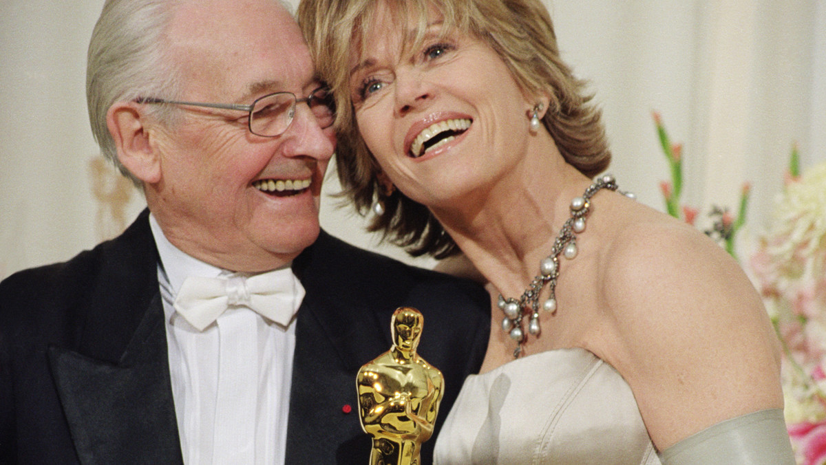 <strong>Andrzej Wajda miał na koncie mnóstwo nagród i odznaczeń, ale wciąż najbardziej pamiętamy Oscara za całokształt twórczości, którego otrzymał 20 lat temu. Okazało się, że polski reżyser tworzący filmy niemal tylko o swoim kraju i w swoim języku, jest świetnie rozumiany na całym świecie. Honorowa nagroda Amerykańskiej Akademii Filmowej, którą przyznano Wajdzie z inicjatywy Stevena Spielberga, jest jednym z największych sukcesów w historii naszego kina. Dziś tę piękną statuetkę można oglądać w Muzeum Uniwersytetu Jagiellońskiego.</strong>