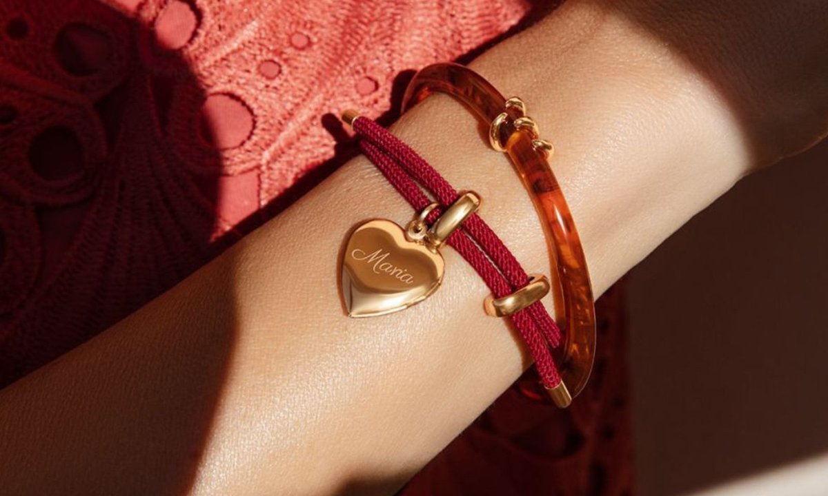 Modna biżuteria na mikołajkowy prezent. Wisiorki z grawerem to absolutny hit