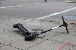 Zmarła kobieta, kora ucierpiała w wypadku na elektrycznej hulajnodze