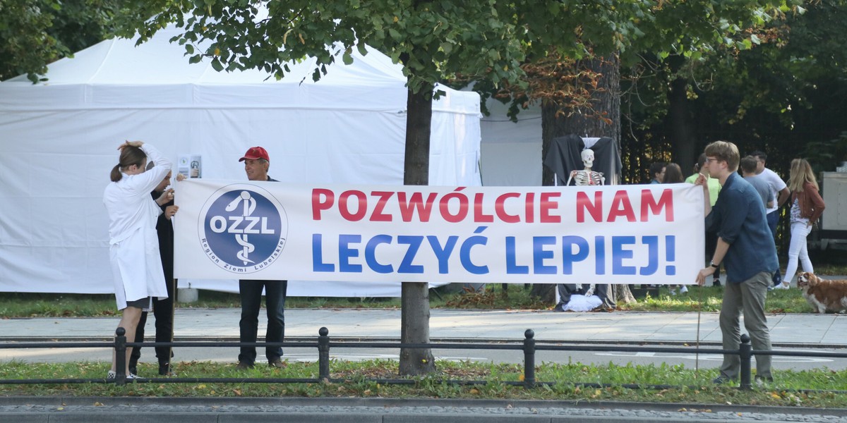 Ministerstwo Zdrowia twierdzi, że realizacja postulatów płacowych protestujących medyków jest nie do udźwignięcia w przyszłorocznym budżecie, ale deklaruje, że chce rozmawiać o wynagrodzeniach i ścieżce ich wzrostu.