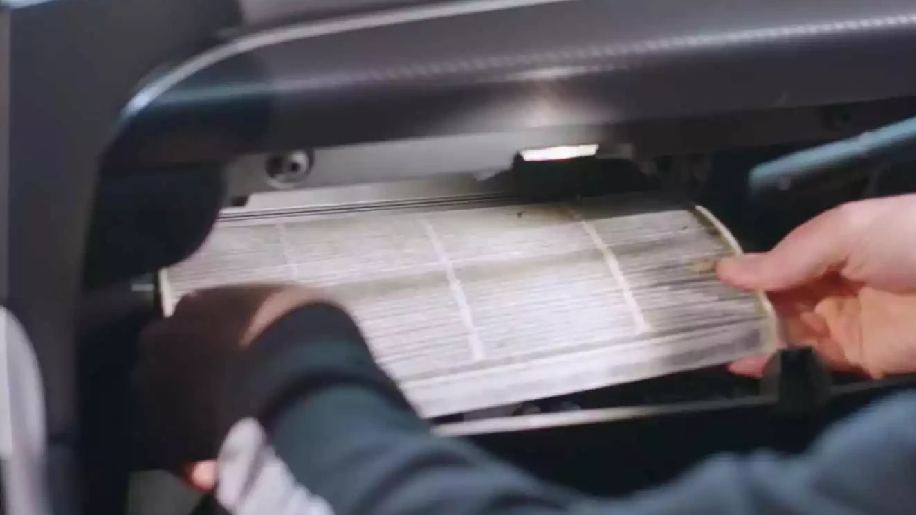 Zanesený kabínový filter drží vlhkosť a spôsobuje okamžité zahmlievanie okien po zapnutí ventilácie. 