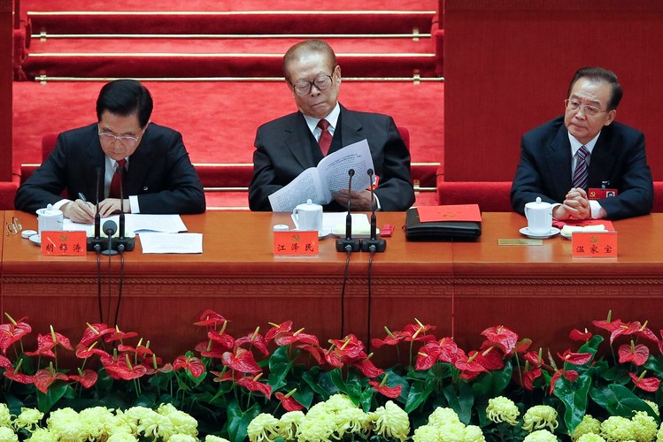 Były prezeydent Jiang Zemin oraz obecny prezydent Hu Jintao (L) i premier Wen Jiabao