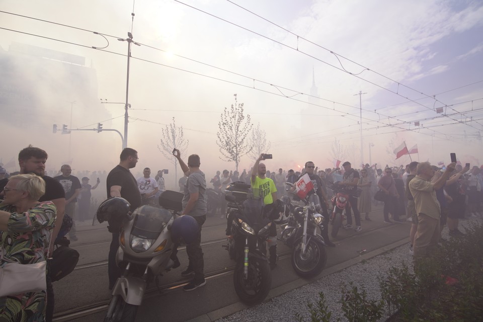 Tłum na rondzie Dmowskiego