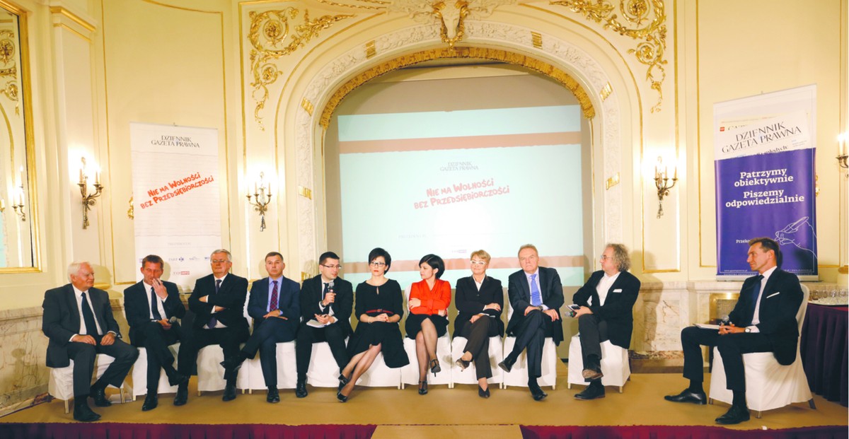 Od lewej: Olgierd Dziekoński, sekretarz stanu w Kancelarii Prezydenta, Tomasz Hanczarek, prezes zarządu Work Service, Maciej Grelowski, przewodniczący Rady Głównej Business Centre Club, Zbigniew Jagiełło, prezes PKO BP, Mariusz Haładyj, podsekretarz stanu w Ministerstwie Gospodarki, prof. Małgorzata Zaleska, członek Zarządu Narodowego Banku Polskiego, Bożena Lublińska-Kasprzak, prezes Polskiej Agencji Rozwoju Przedsiębiorczości, Henryka Bochniarz, prezydent Konfederacji Lewiatan, Andrzej Malinowski, prezes Pracodawców RP, Andrzej Mochoń, prezes Targów Kielce, Piotr Kraśko, TVP Info, prowadzący debatę