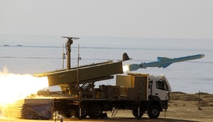 Iranska mornarica testira projektil "kader" tokom vojnih vežbi kod Ormuskog moreuza 2. januara 2012.