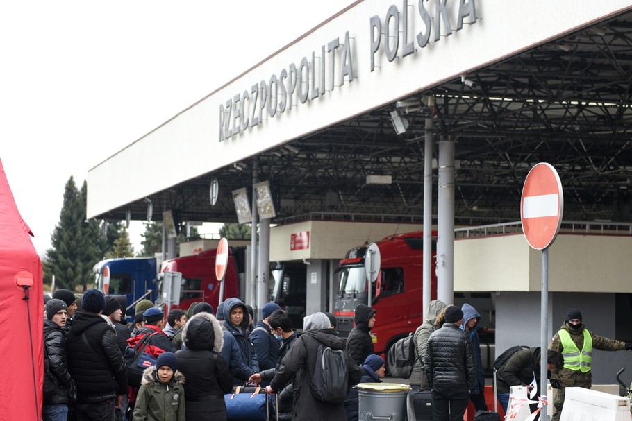 Polsko-ukraińskie przejście graniczne. Do Polski może przybyć od miliona do czterech milionów uchodźców z Ukrainy. Tymczasem część Ukraińców rzuciła pracę w Polsce i wraca do swojego kraju, by walczyć z Rosją 