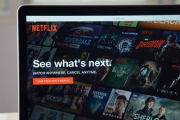 Netflix zdecydowanie pobił oczekiwania analityków w trzecim kwartale. Firma studzi jednak entuzjazm