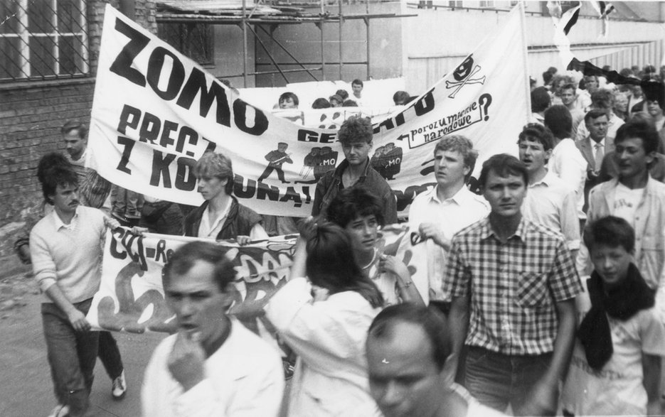 Manifestacja z udziałem Federacji Młodzieży Walczącej, na tle transparentu Robert Kwiatek, na prawo Jacek Kurski, Gdańsk, koniec lat 80.