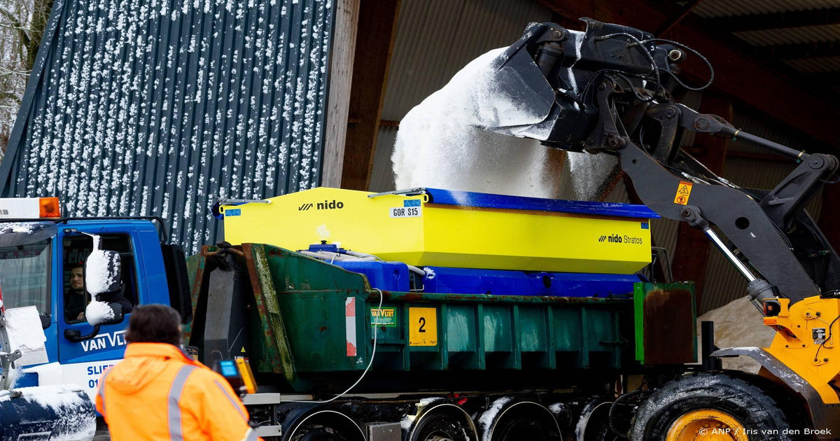 Sneeuwchaos-NS-storingen-honderden-vluchten-geschrapt-door-5-10-cm-sneeuw