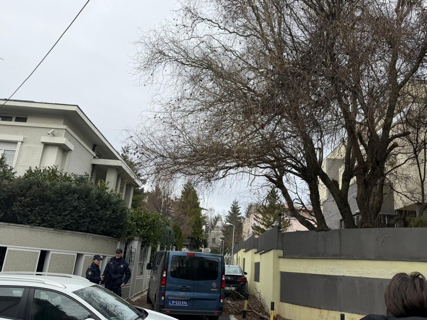 Prve slike ispred vile Zdravka Čolića na Dedinju, policija vrši uviđaj