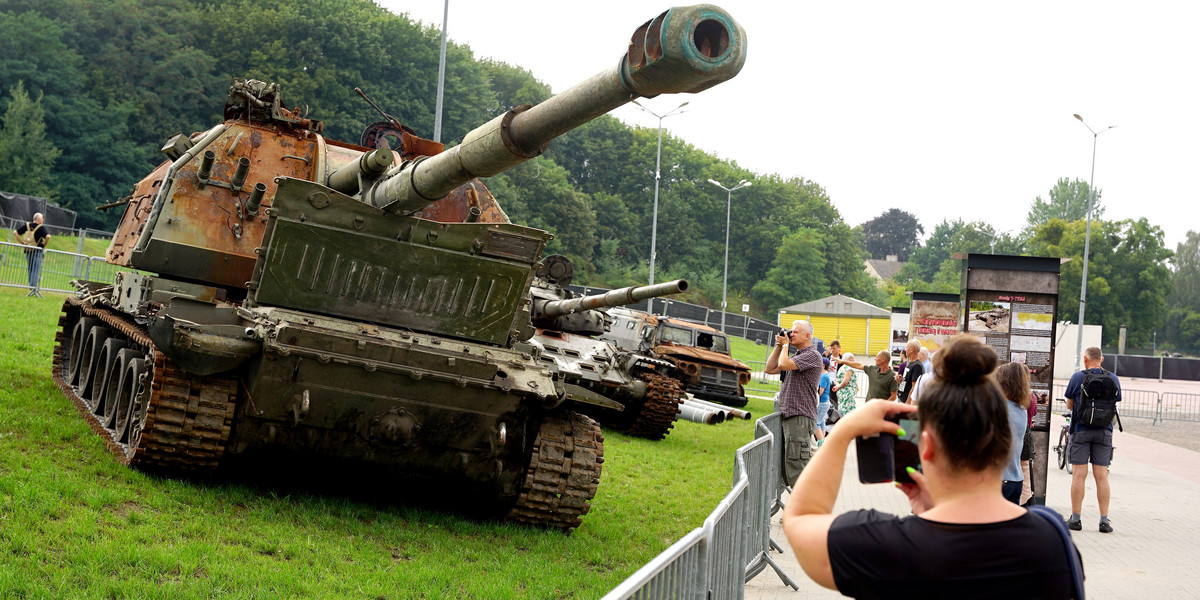 Czołg bojowy T-72BA, długość korpusu 6,7 m, długość razem z armatą 9,6 m, szerokość 3,5 m, wysokość 2,2 m, masa 41 t. - to jeden z eksponatów wystawy, którą do 2 września możecie oglądać na Placu Zebrań Ludowych w Gdańsku!