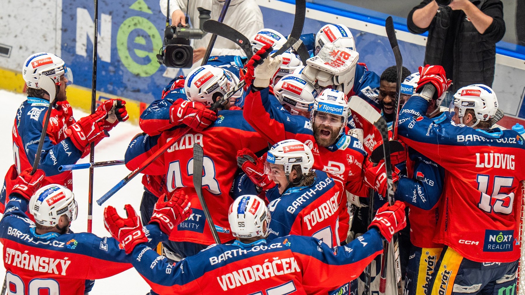 Hokejové Pardubice oslavujú titul. 