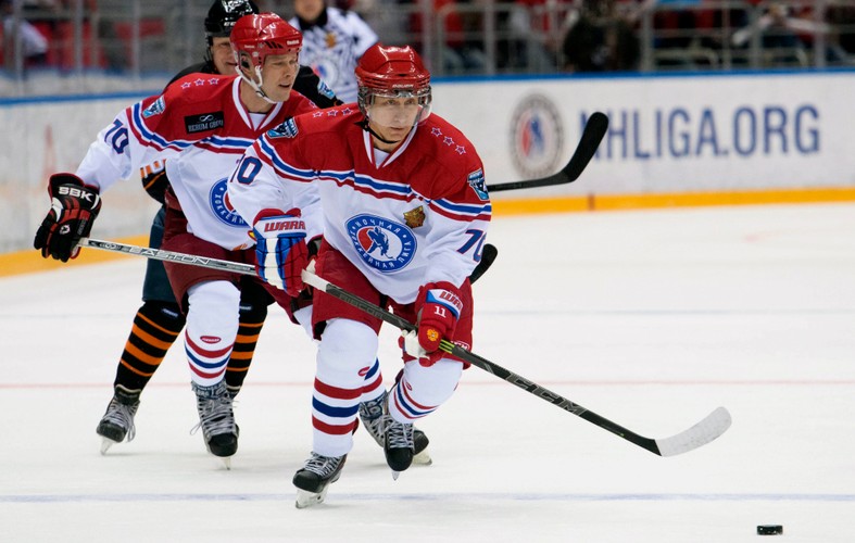 Władimir Putin strzelił 8 goli w meczu z byłymi gwiazdami NHL