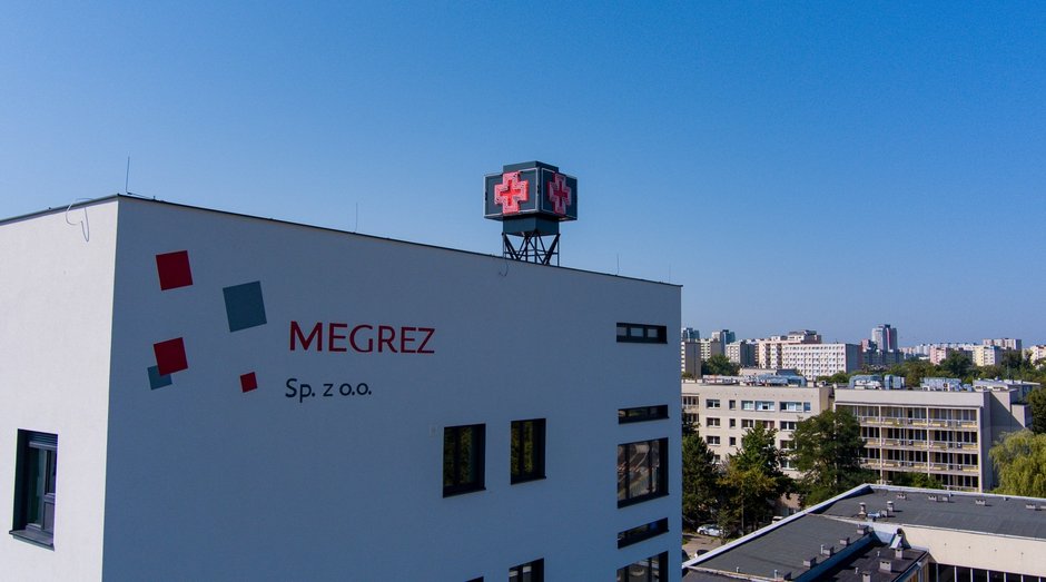 Szpital Megrez po termomodernizacji - nowy neon na dachu - 09.2022 · fot. Megrez