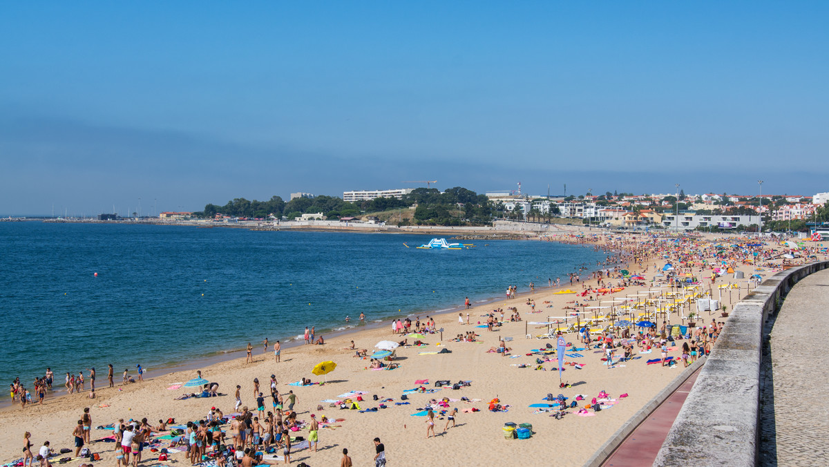 Nad portugalskimi plażami pojawiły się pierwsze drony czuwające nad bezpieczeństwem kąpiących się wczasowiczów. Jedno urządzenie jest w stanie uratować cztery osoby potrzebujące równocześnie pomocy.