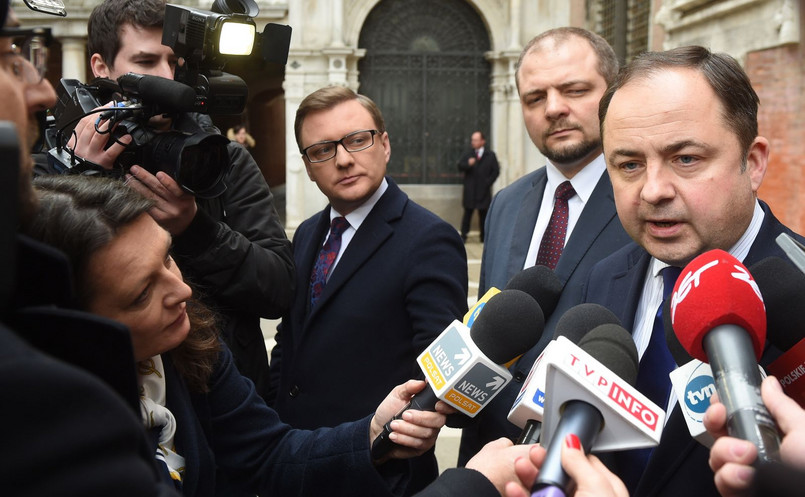 Wiceministrowie spraw zagranicznych Konrad Szymański (P) i Aleksander Stępkowski (C) podczas konferencji prasowej w przerwie pierwszego dnia obrad Komisji Weneckiej