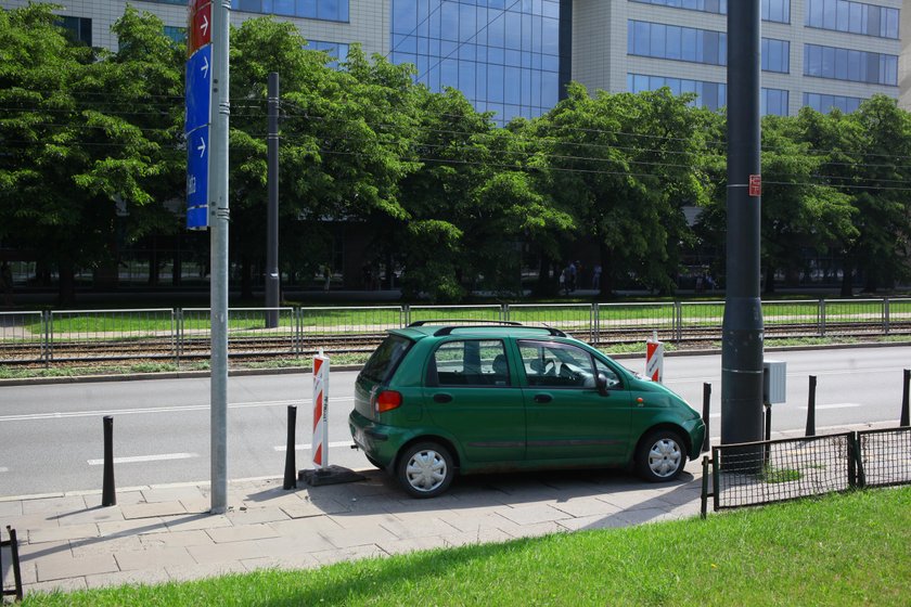 Stary matiz zablokował drogowców