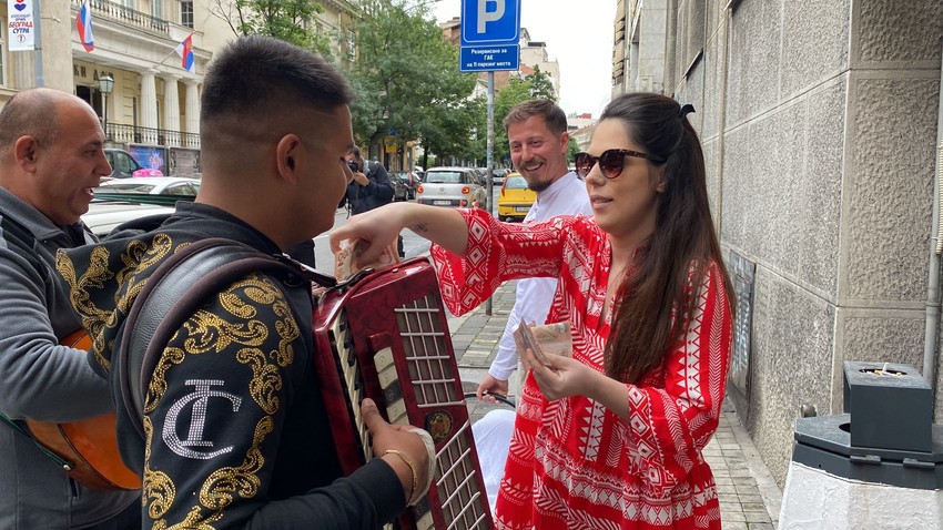 Dinča izveo ženu iz porodilišta