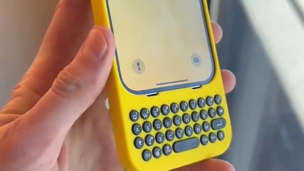 Visszatérünk a nyomógombos telefonokhoz? Tokba rejtett billentyűzetet dobtak piacra az iPhone-okhoz – videó