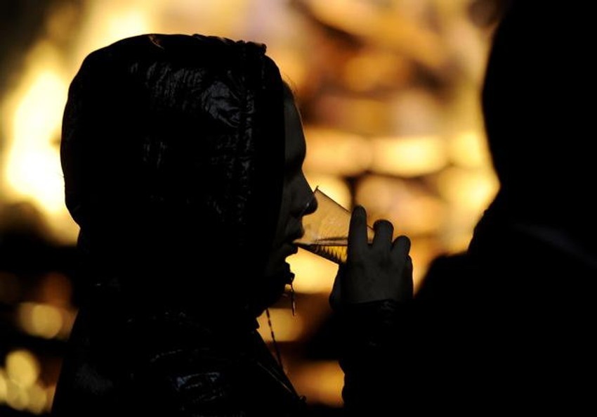 Prvo alkoholno piće deca često probaju u društvu roditelja