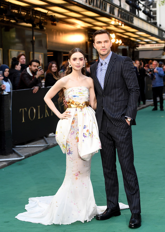 Lily Collins na premierze filmu "Tolkien"