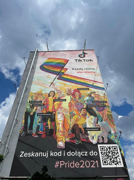 Mural TikToka "Każdy różny, ale równy"