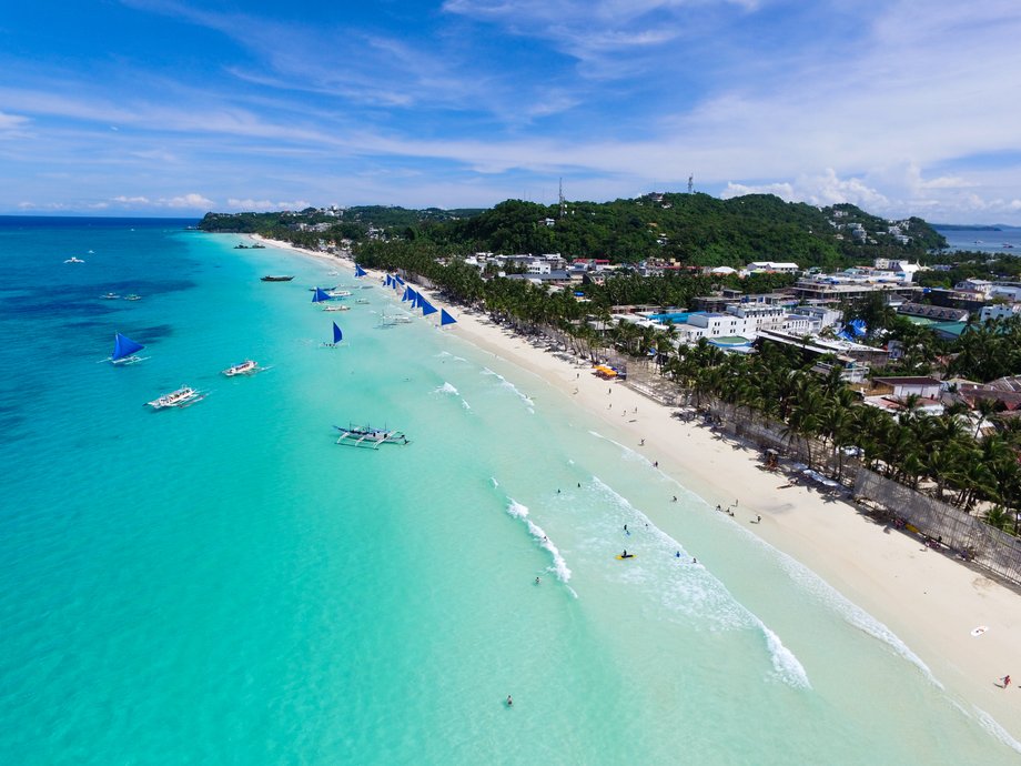 Filipiny to idealne miejsce dla wszystkich ceniących egzotykę. Szczególnie warto odwiedzić plażę White Beach w miejscowości Boracay, która słynie z m.in. bajkowych zachodów słońca.