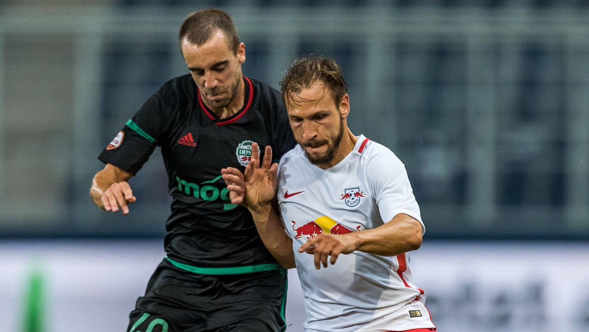 Do niecodziennego zdarzenia doszło w meczu eliminacji Ligi Mistrzów pomiędzy Red Bull Salzburg a FK Lipawa. Pogoda nie rozpieszczała piłkarzy i część z nich w przerwie zmieniała koszulki na suche. Jeden z nich po w drugiej połowie grał w trykocie innego zespołu!