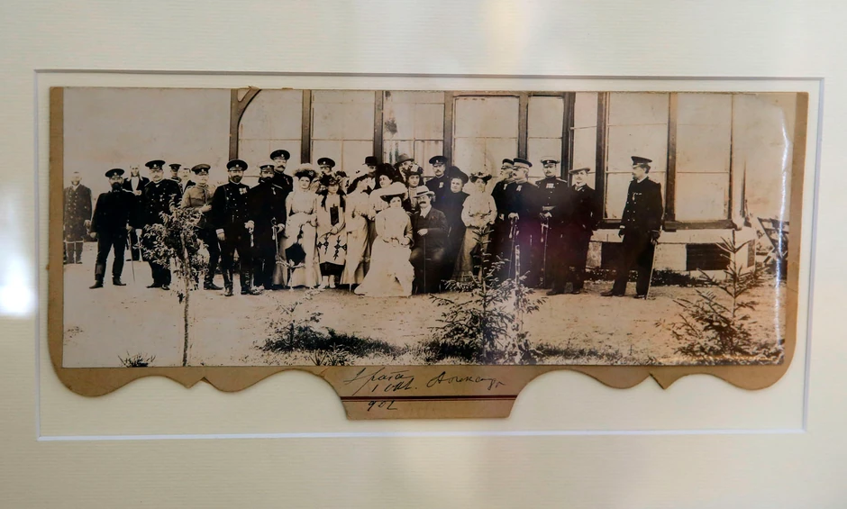 Kralica Draga i kralj Aleksandar sa oficirima